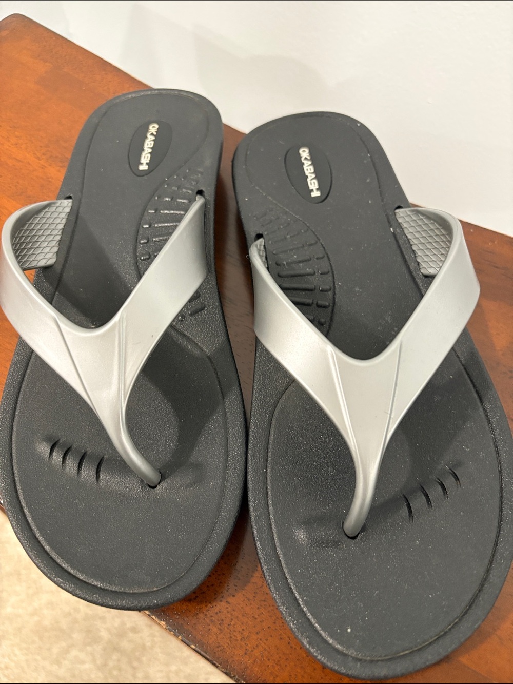 Okabashi Women's Silver and Black Thong Sandals Sz M/L